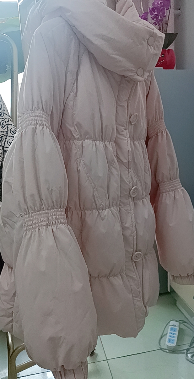 女士的90羽绒服短款时尚粉色