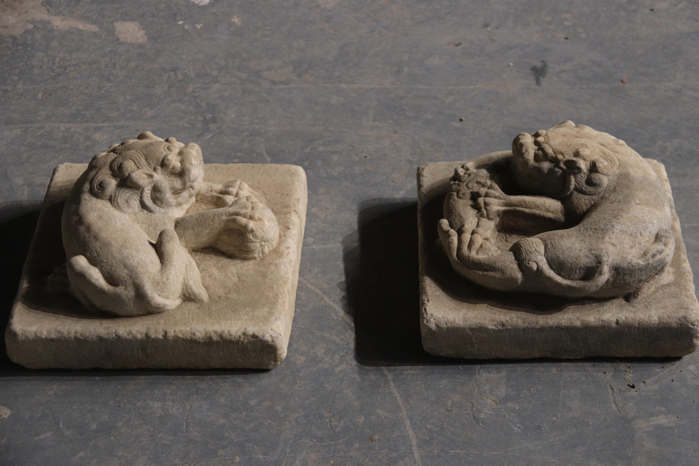 石狮子一对. 汉白玉材质.