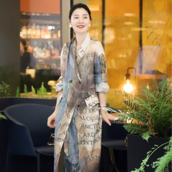 Li Wang/里望2024设计师款 抽象艺术图案字母印花复古长款外套