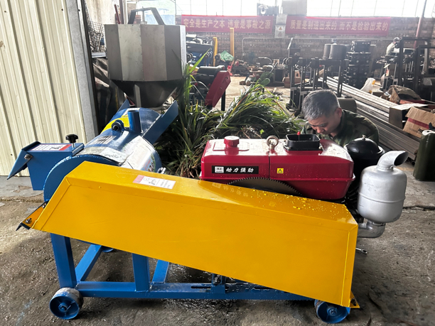 1吨柴油机版牧草粉碎机