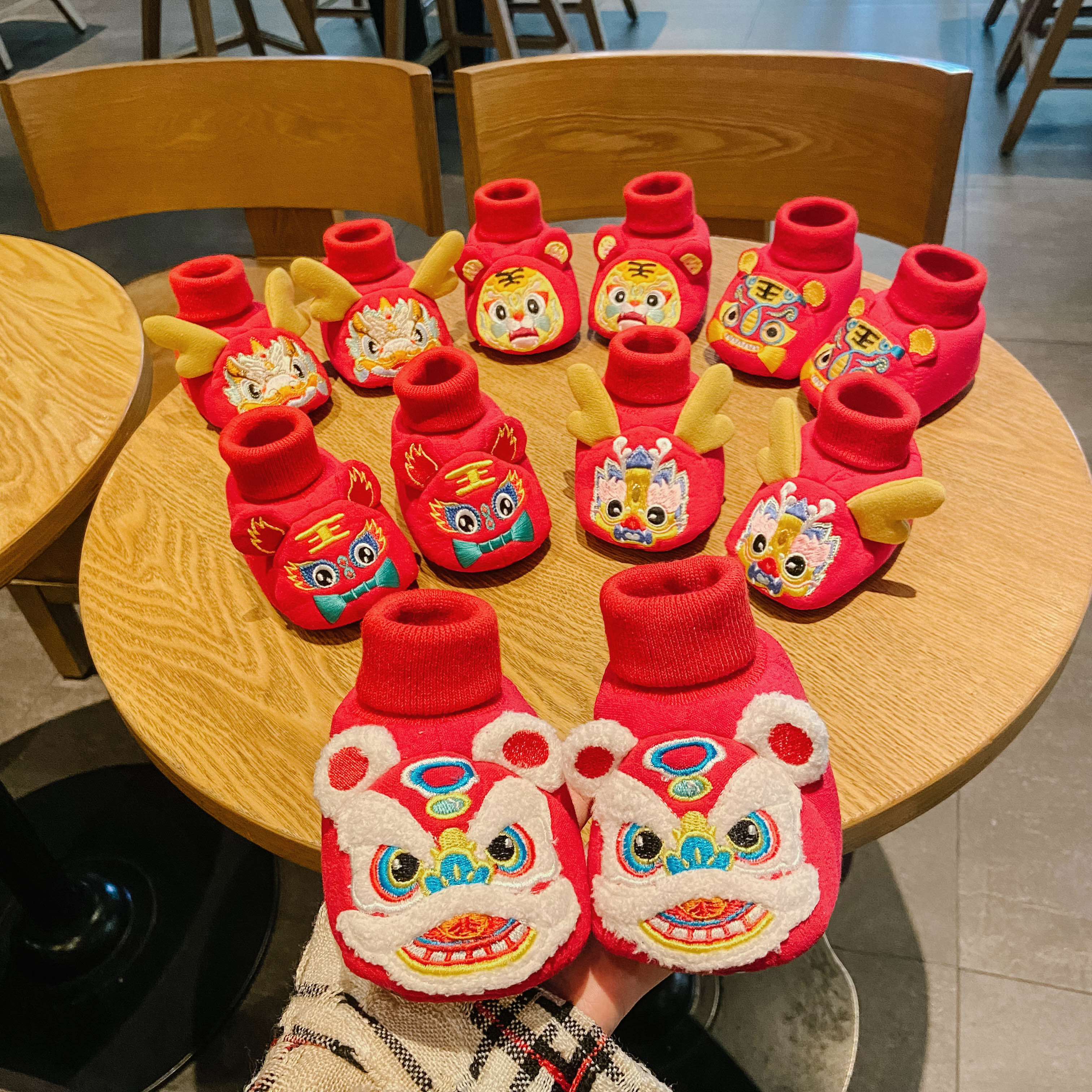 新年红色男女宝宝鞋秋冬季新生儿鞋子0-12月加绒加厚学步前鞋软底