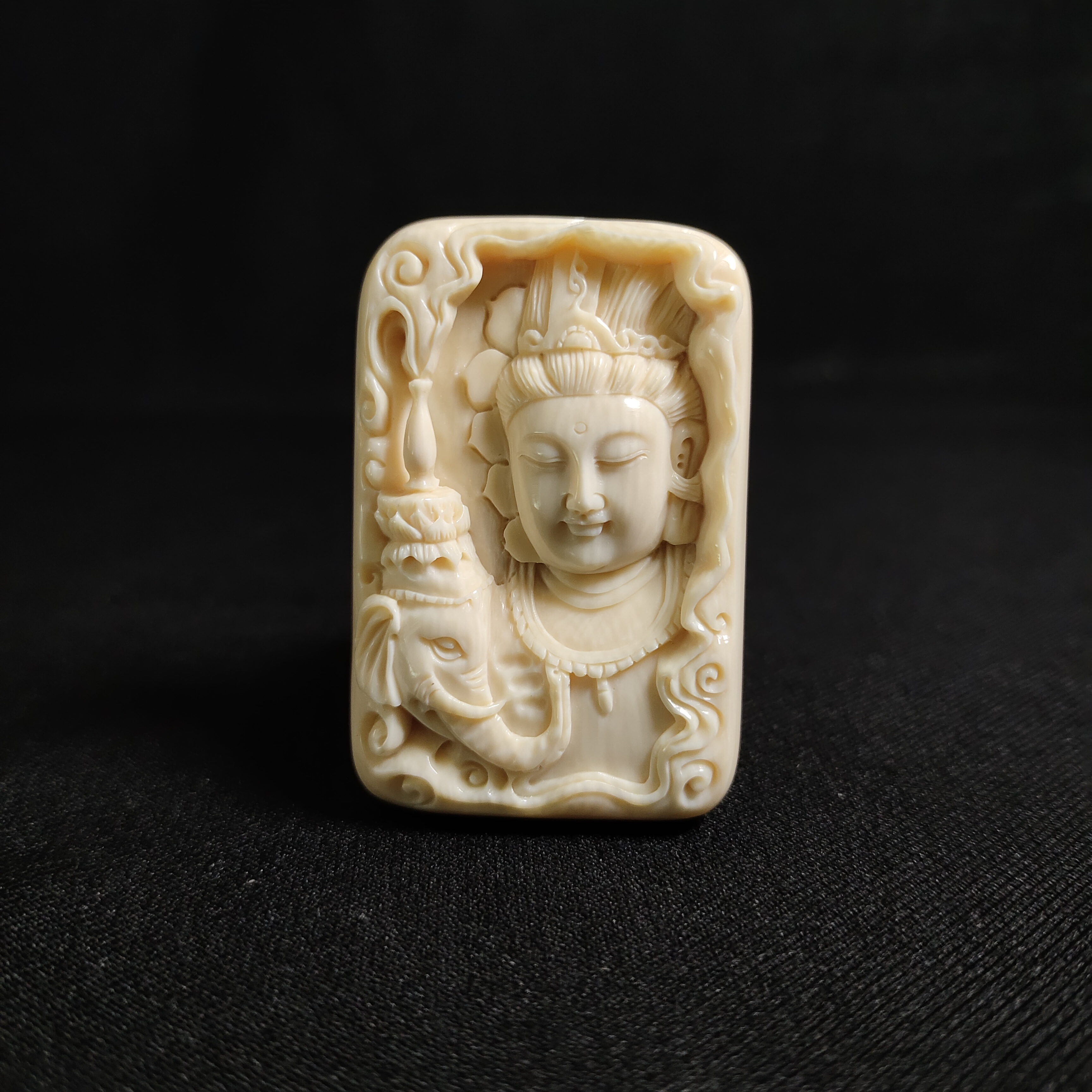 G111604 只做天然猛犸牙 普贤菩萨 长49x宽33x厚9mm