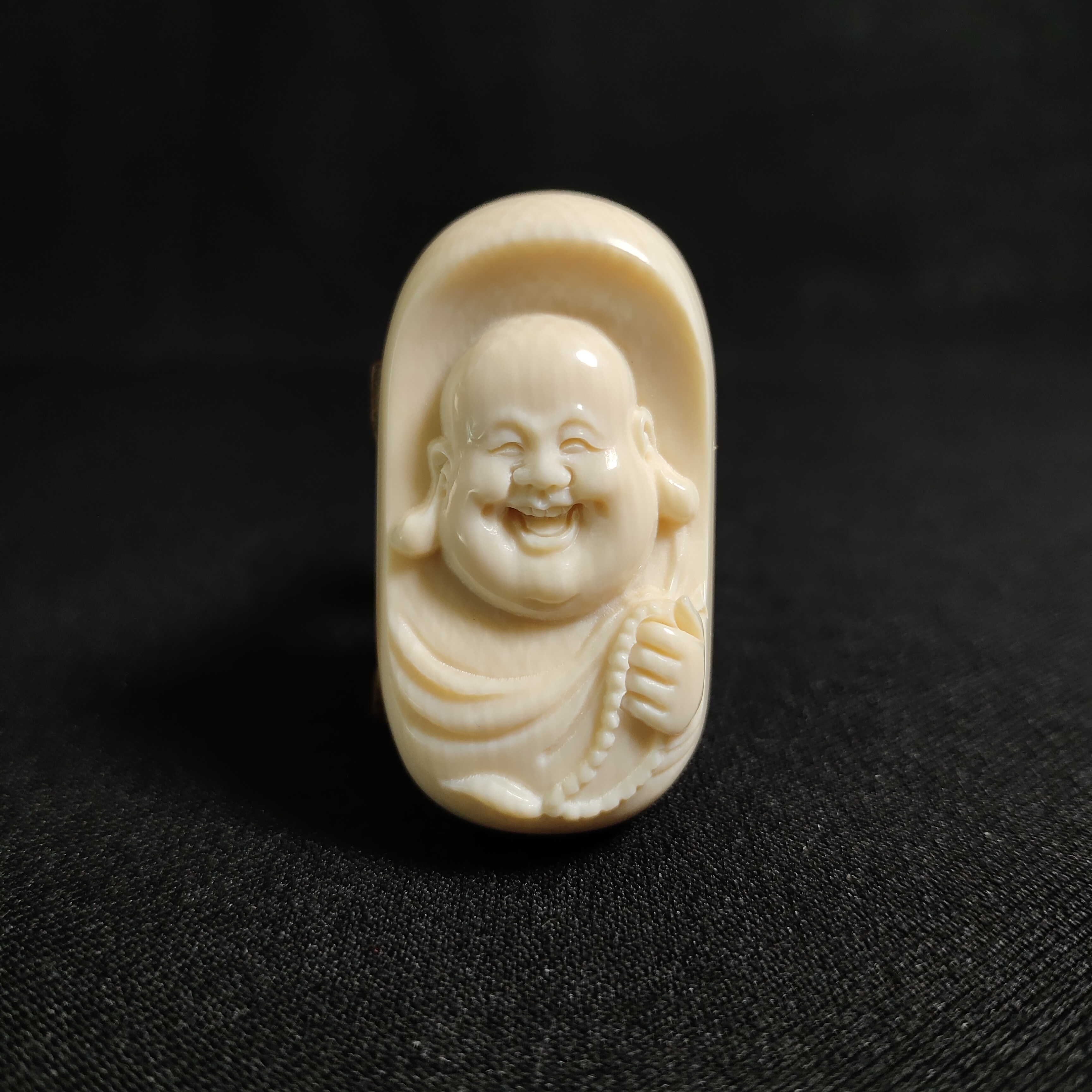 G111509 只做天然猛犸牙 弥勒  长42x宽23x厚12.5mm