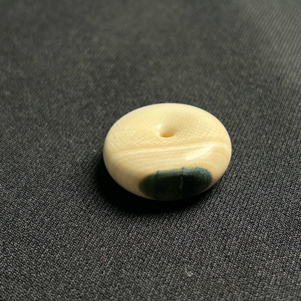 J124077 只做天然猛犸牙 蓝眼平安扣 长26.5x对孔11mm