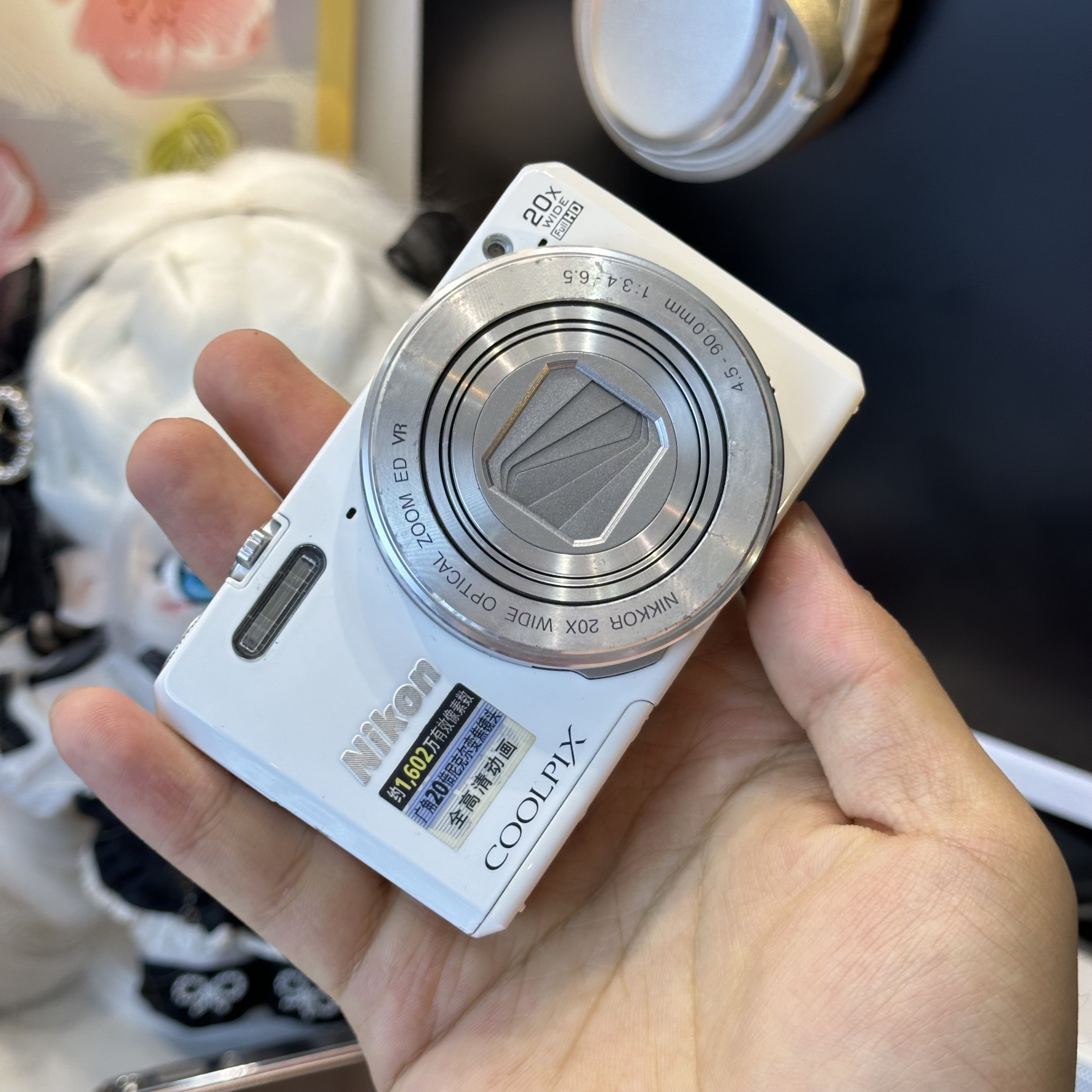 9新 Nikon/尼康 尼康s7000奶白色小长焦20倍光学变焦带配件