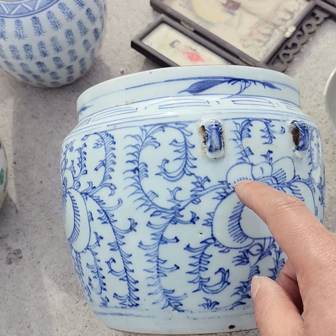 青花缸。品相完好。