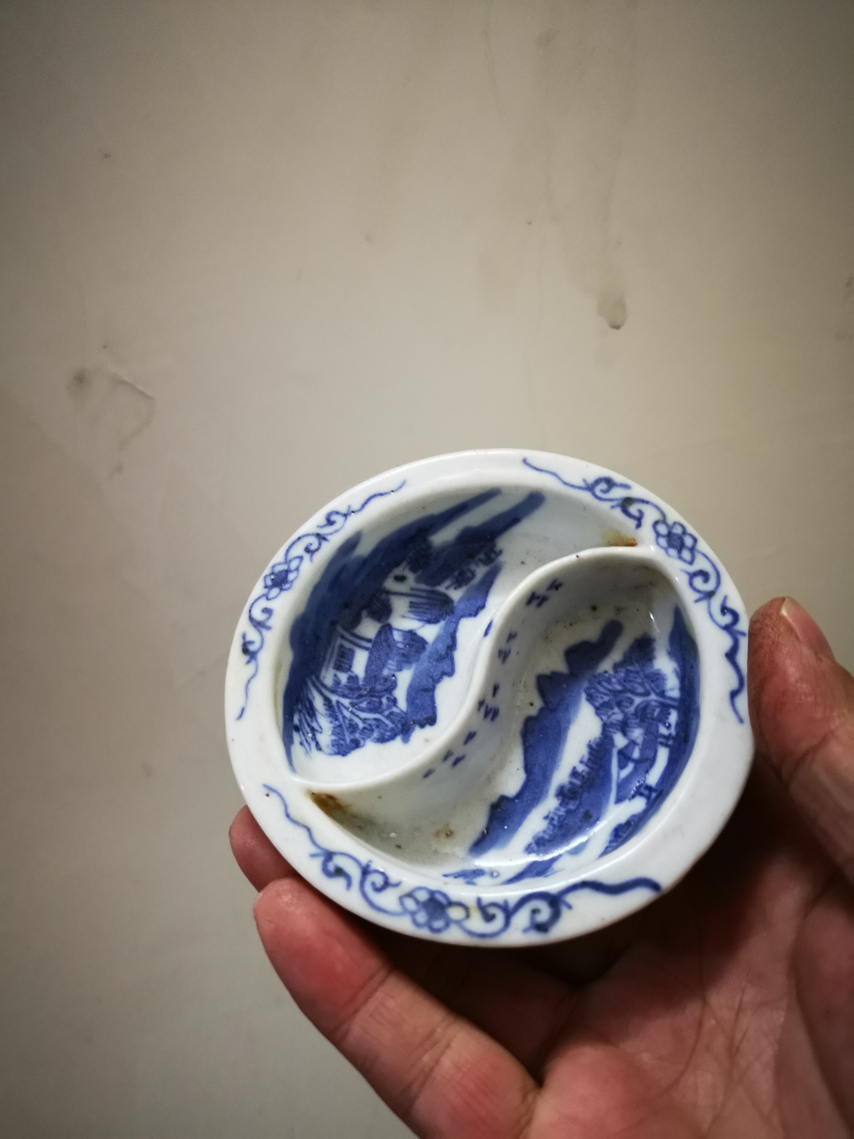 青花山水茶碟子，