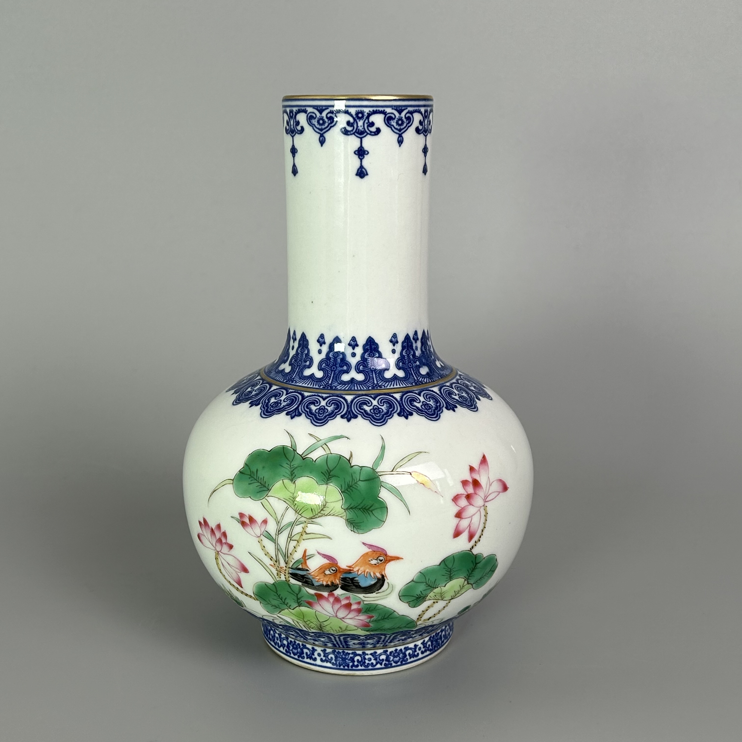 WYTCC2006-00361Q清代粉彩鸳鸯天球瓶