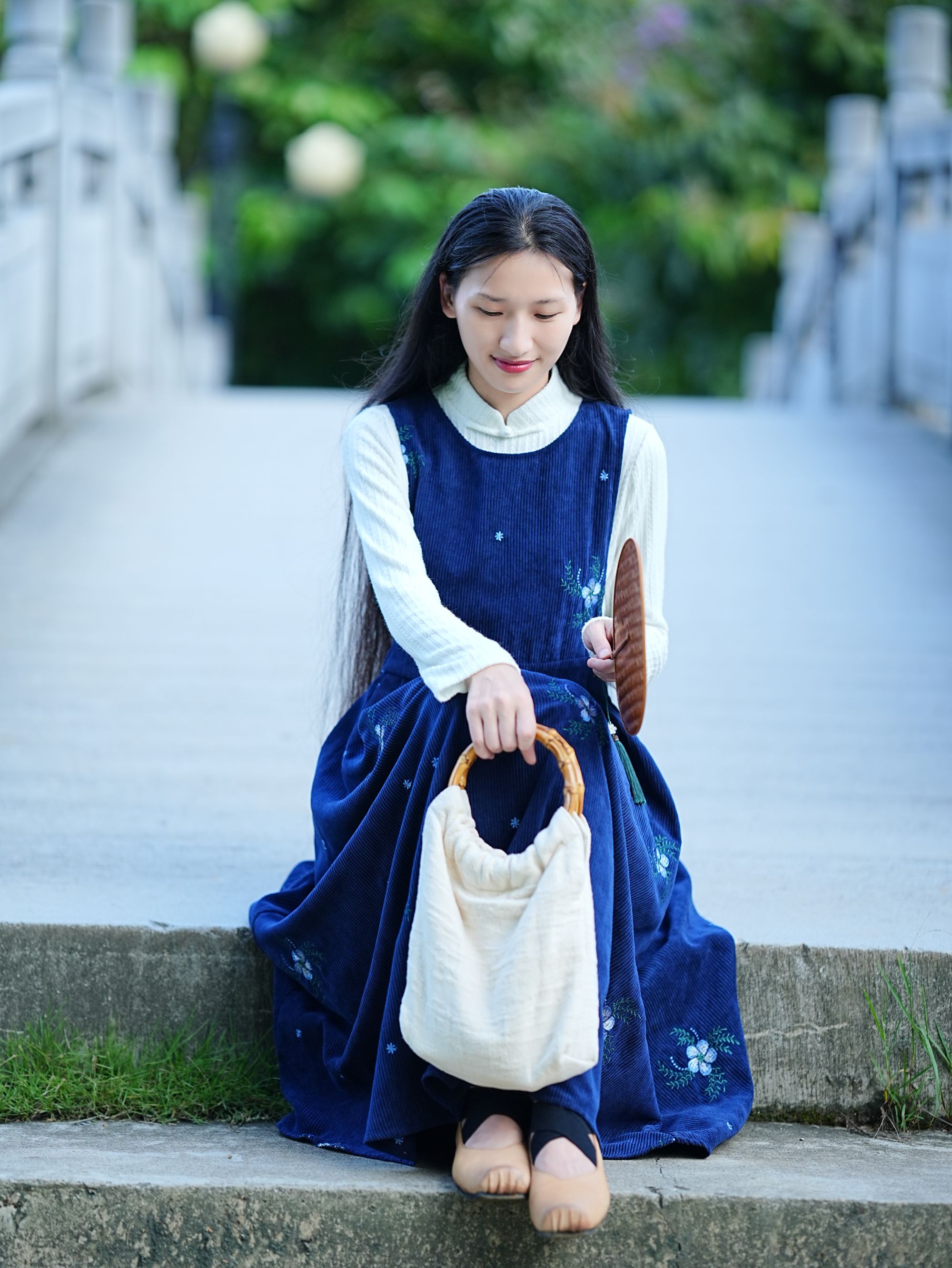 22010《摇篮》灯芯绒绣花高腰显瘦背心裙