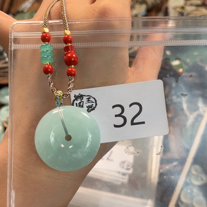 蛇纹石玉颈饰合金