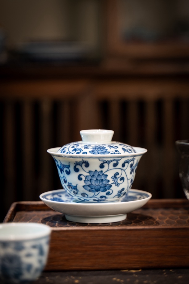 景德镇手绘釉下彩三才茶具缠枝盖碗家用陶瓷复古中式泡茶碗瓷盖碗