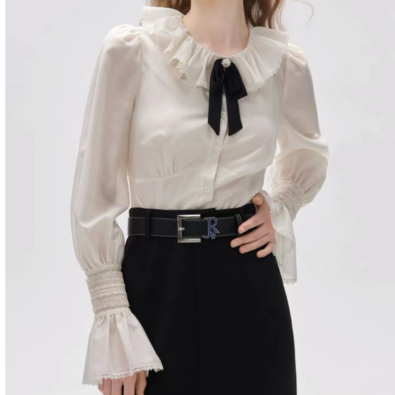 2025早秋新款绣花蕾丝花边荷叶领蝴蝶结喇叭袖气质减龄衬衫上衣女