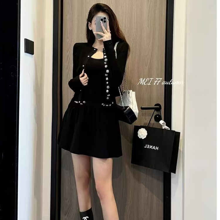 早秋穿搭套装2025重工黑色毛衣开衫背心连衣裙外搭针织外套