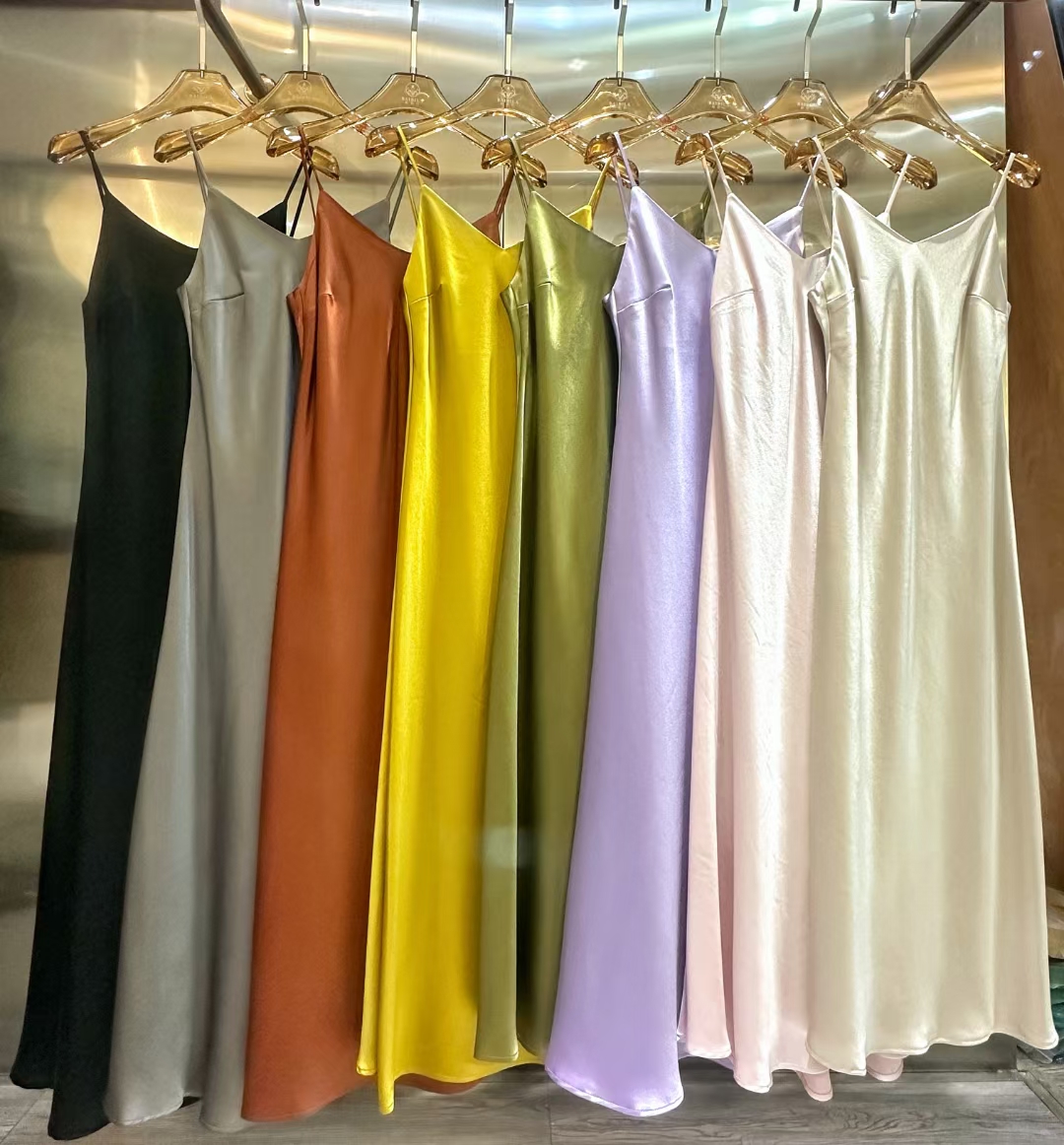 爆款性感显瘦三醋酸净面斜裁吊带裙长裙