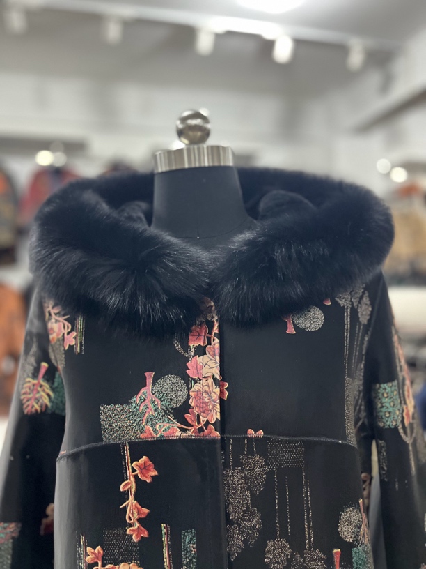 时尚保暖连帽外套女冬季加绒加厚中长款妈妈装大衣