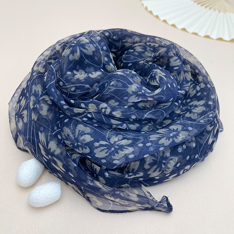 新款真丝丝巾女春秋气质藏蓝色印花桑蚕丝纱巾妈妈款围巾两用时尚