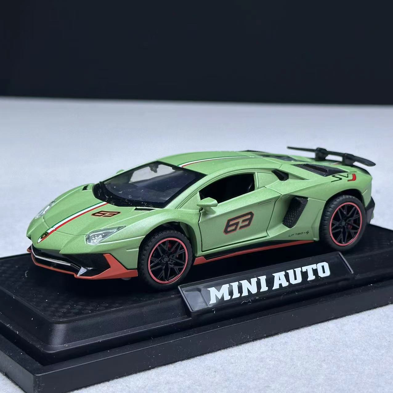 兰博基尼 SVJ 63 绿色 合金全开 1/32 汽车模型
