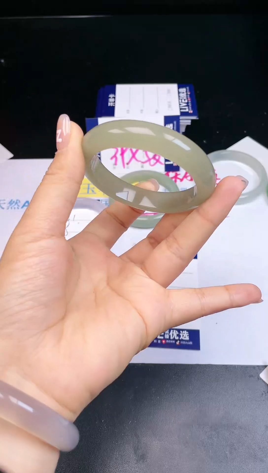 【闪购商品】石英质玉手镯未镶嵌32