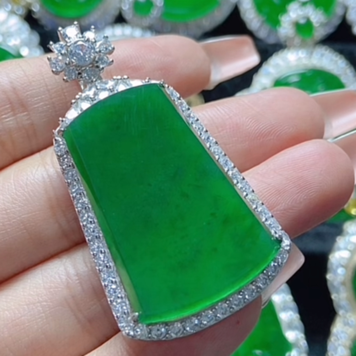 天然A货翡翠吊坠