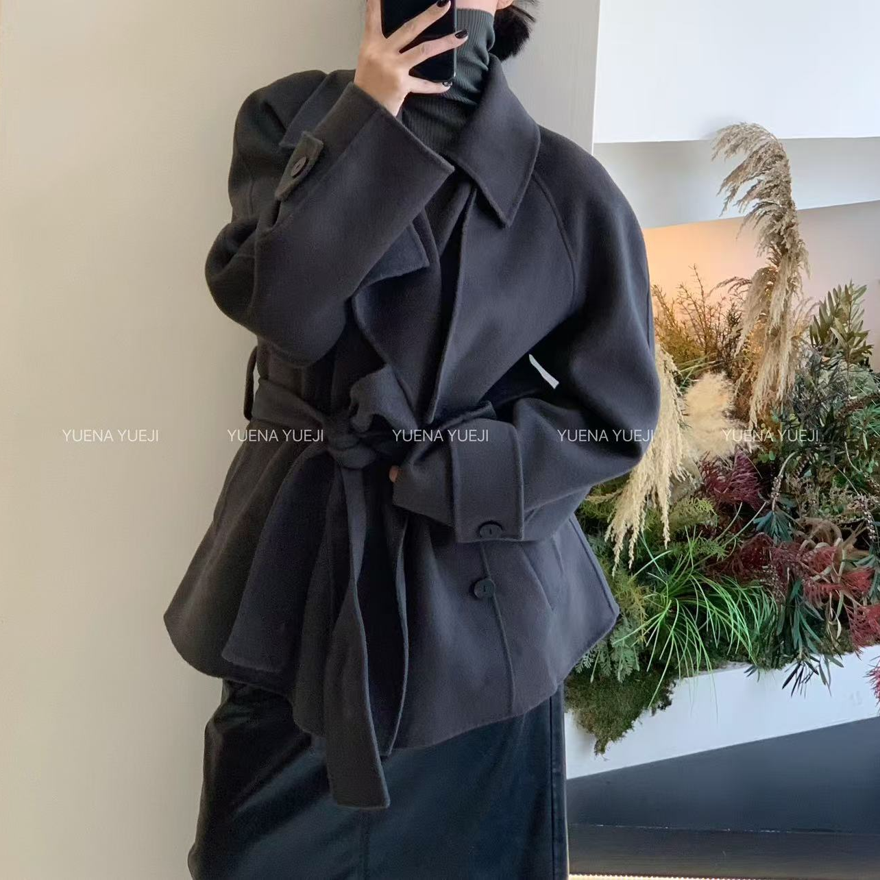 Liegee 弧肩廓形大衣