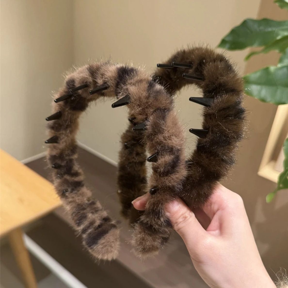 2025年秋冬升级款韩系复古豹纹带齿毛绒发箍女防滑洗脸发卡头箍