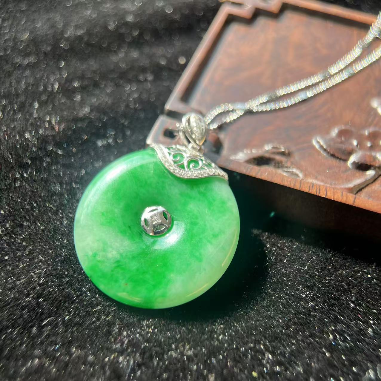 翡翠满绿白金豪镶平安扣