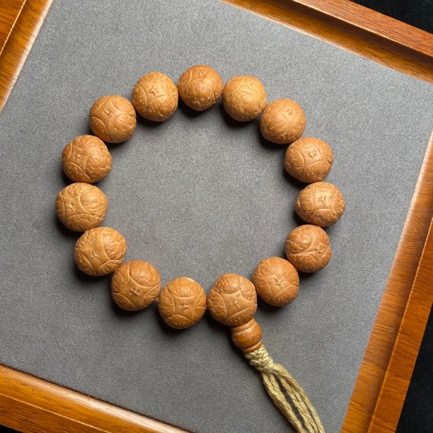 麒麟眼菩提，尺寸14-17mm，眼睛周正，品相手串完美