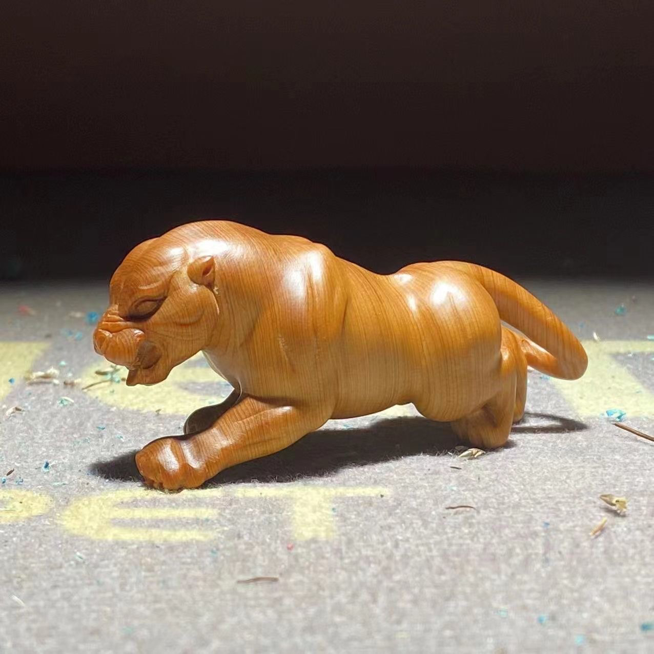 一路豹发 太行崖柏陈化红油黑油玉化料生肖家居摆件