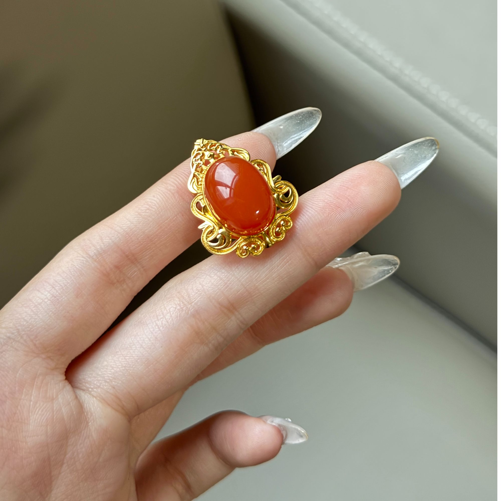 南红满砂蛋面镶嵌背云