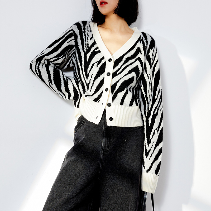 13010欧丝璐23秋冬新款100%纯山羊绒撞色V领复古开衫毛衣外套女