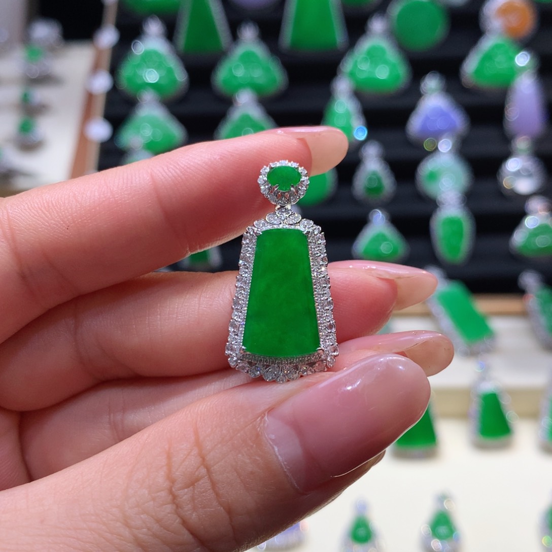 翡翠颈饰18K金镶嵌天然缅甸翡翠