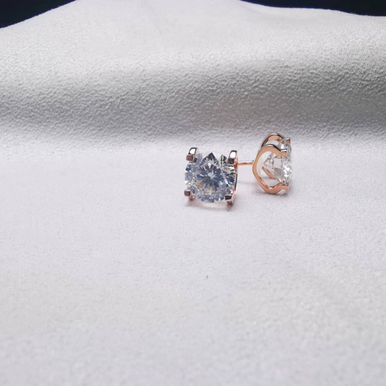 卡家牛头耳钉 18K金镶嵌D色FL净度莫桑钻 经典气质简约单钻耳饰