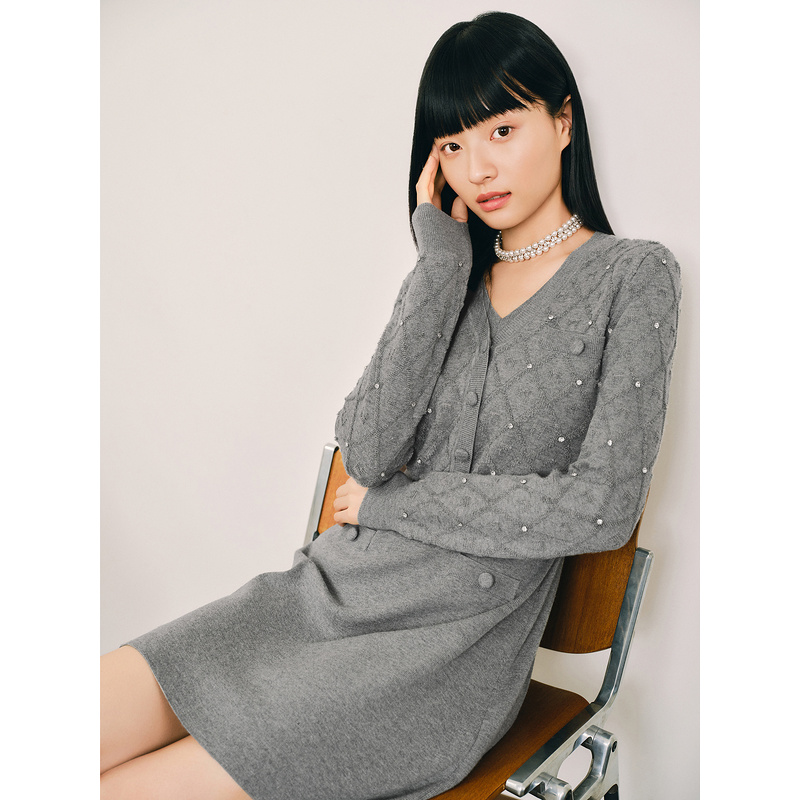 Goodland美地女装秋冬新款假两件气质钉珠针织连衣裙LC34506117