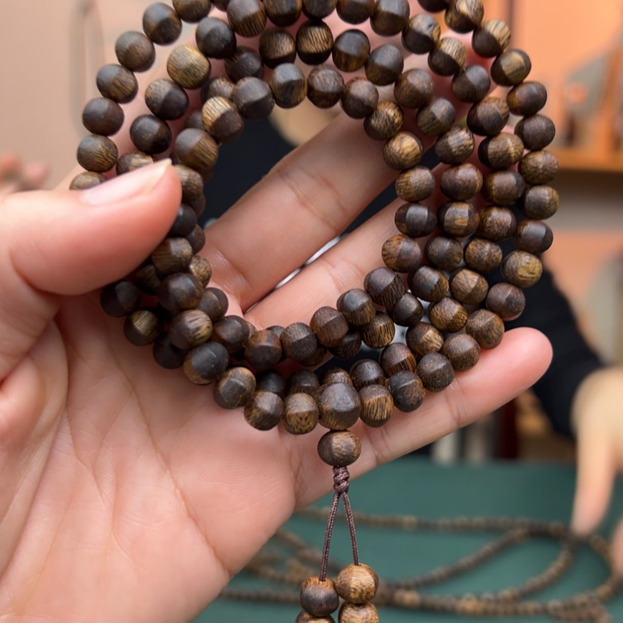 【闪购商品】沉香手串莺歌绿奇楠千里香灯笼珠多样性发货一条