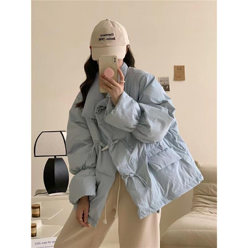 反季清仓短款羽绒服女宽松设计感糖果色2023冬新款牛角扣白鸭绒WW