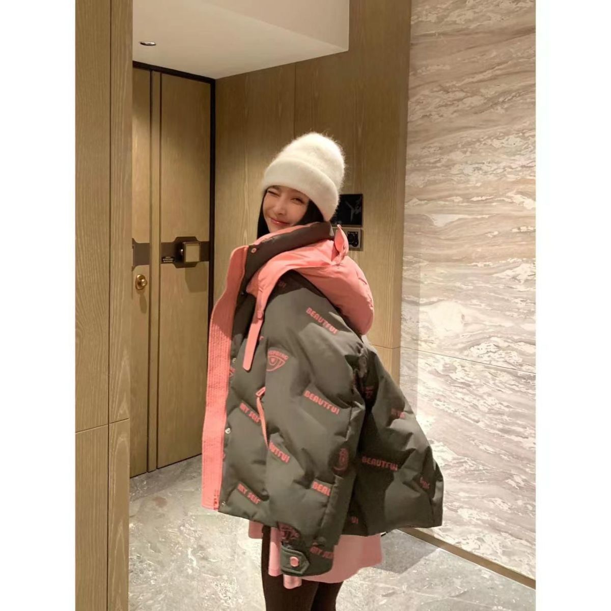 反季清仓2023冬季新款女字母印花加厚涂鸦白鸭绒外套高品质工艺WW