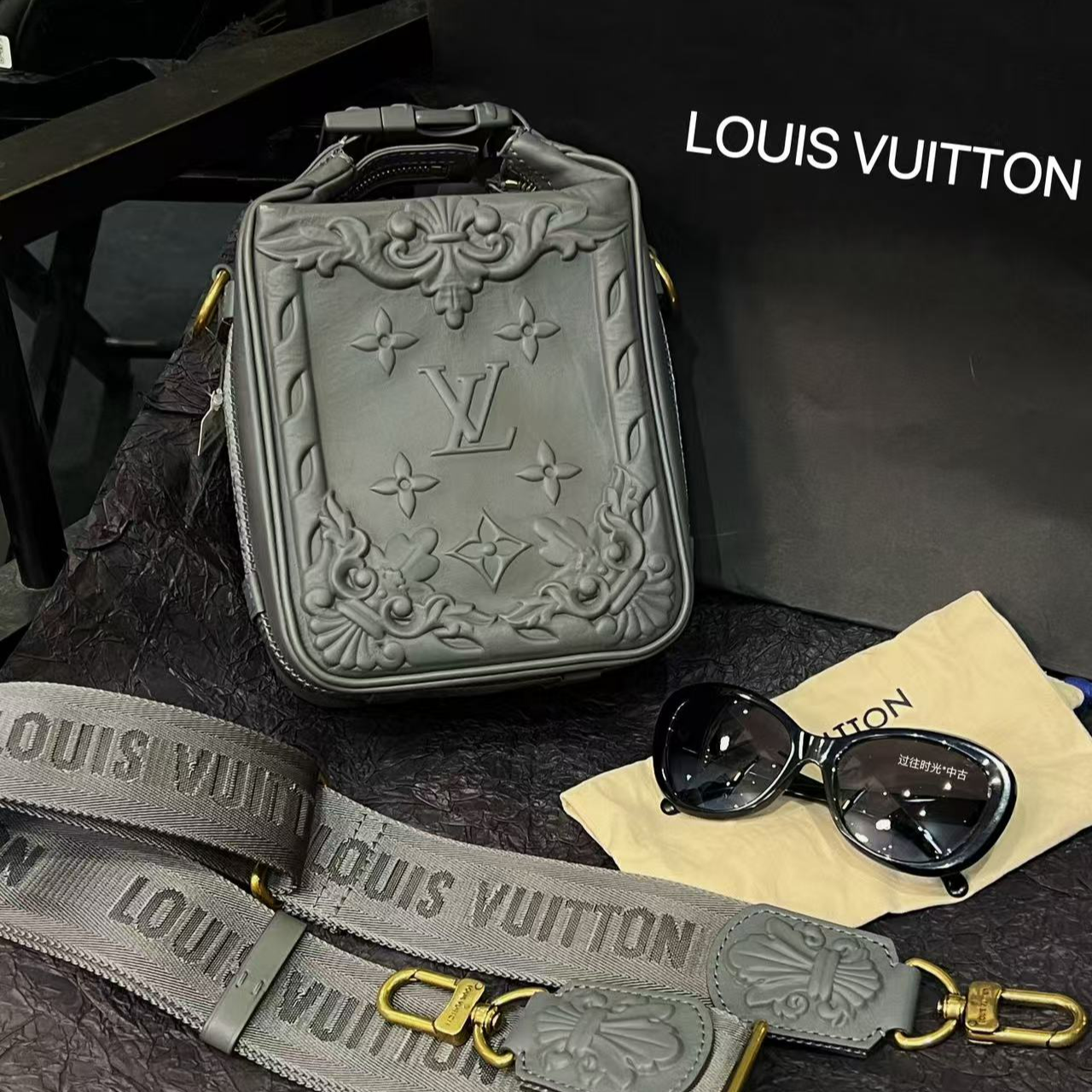 99新 LouisVuitton/路易威登 灰色浮雕盒子单肩包23秀款R1236