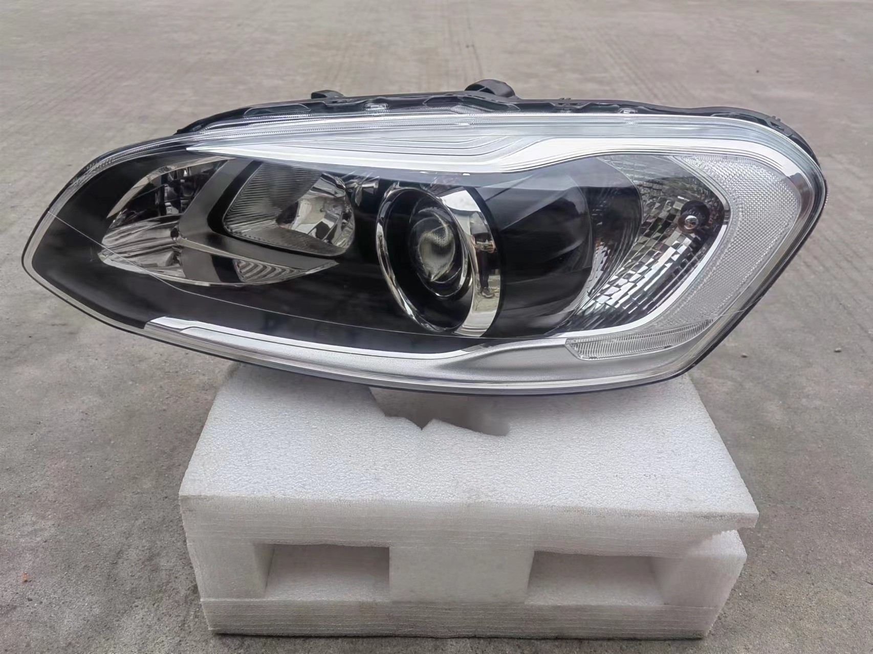 适用于沃尔沃XC60前大灯半总成