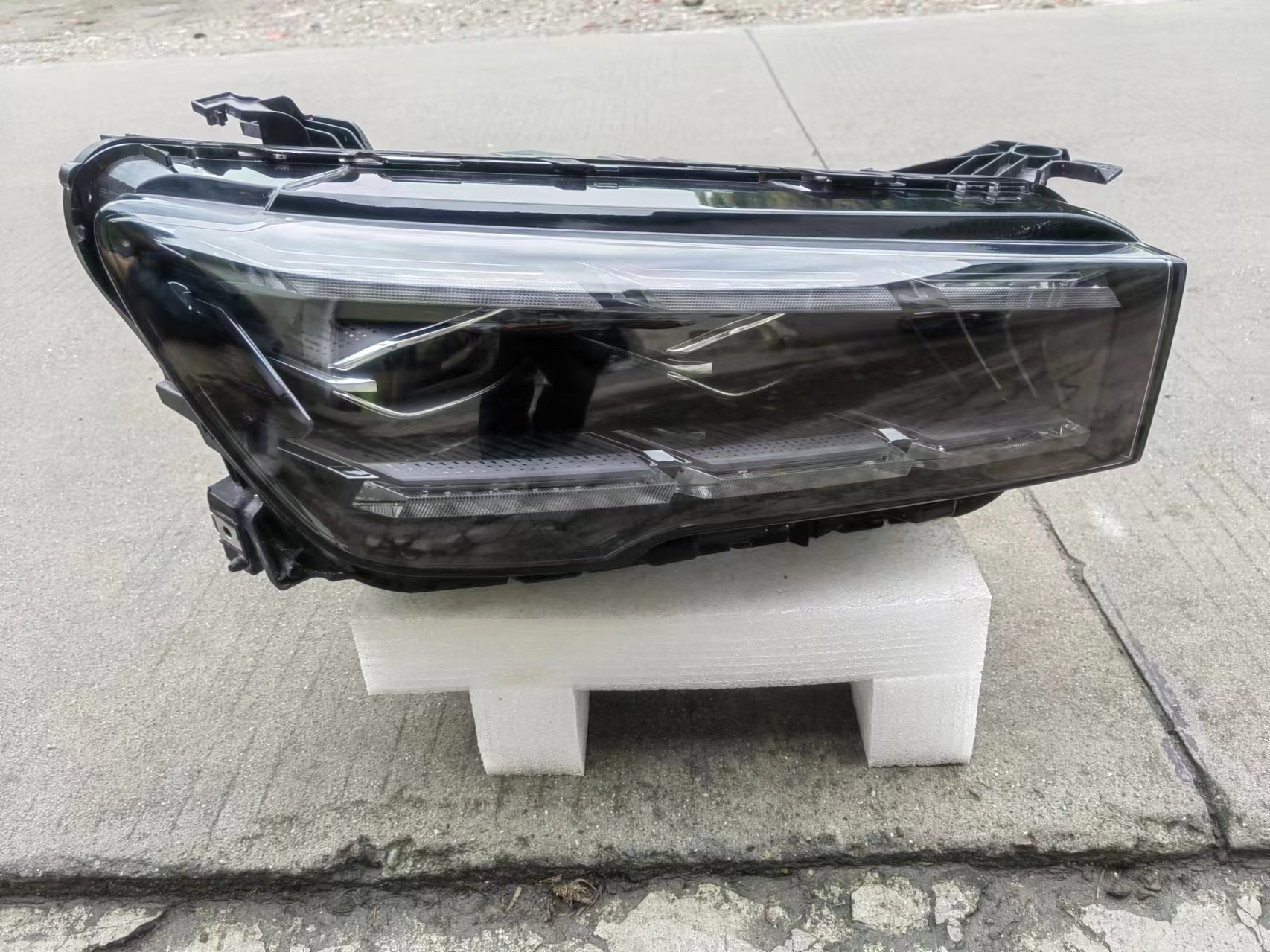 适用于吉利星越L前大灯半总成