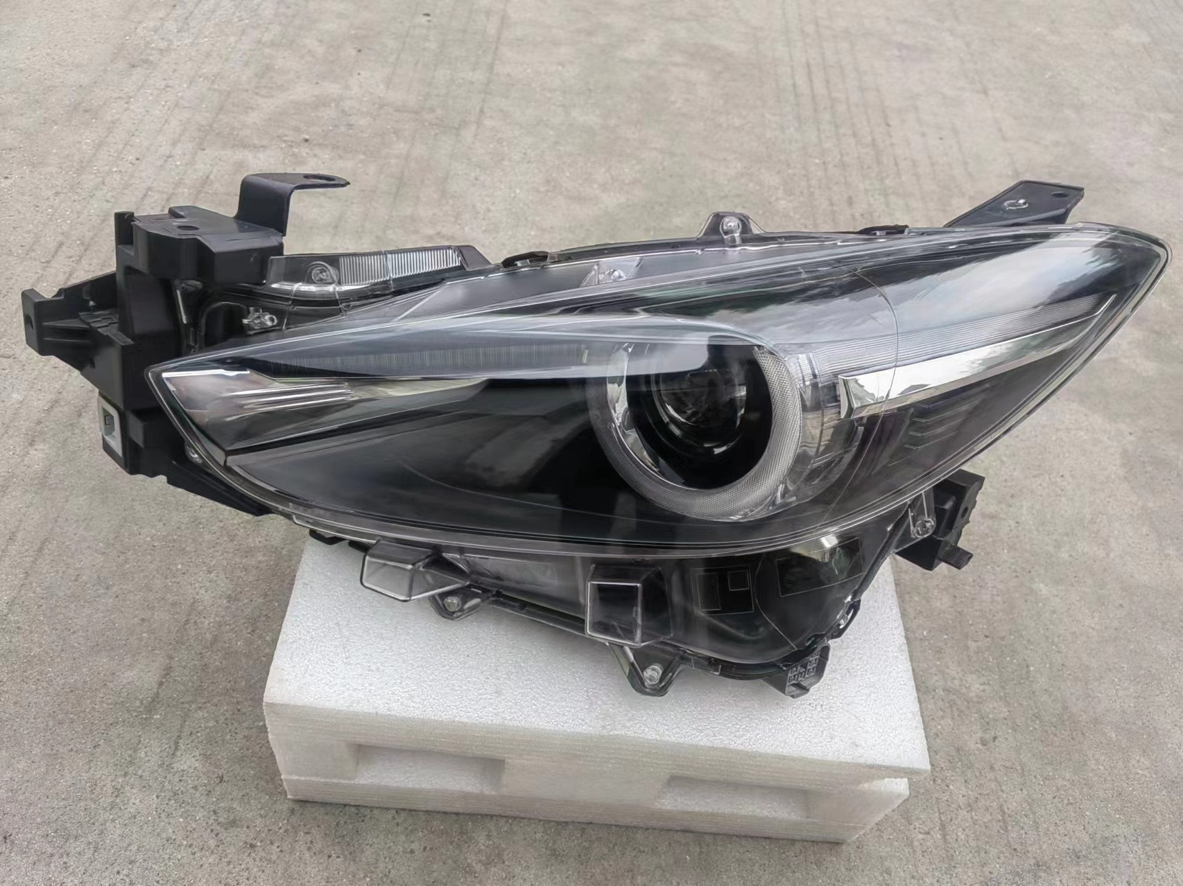 适用于马自达昂克赛拉前大灯半总成