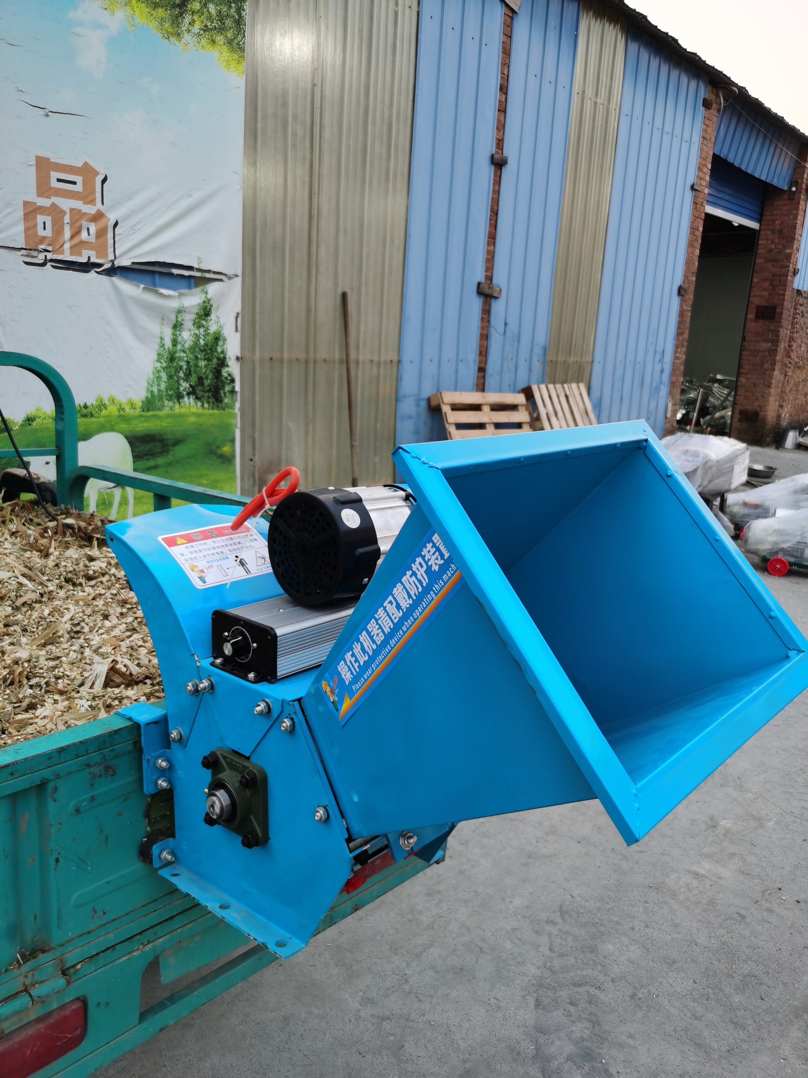 电动车带动防护便携式铡草机，操作移动式铡草机，车载铡草机