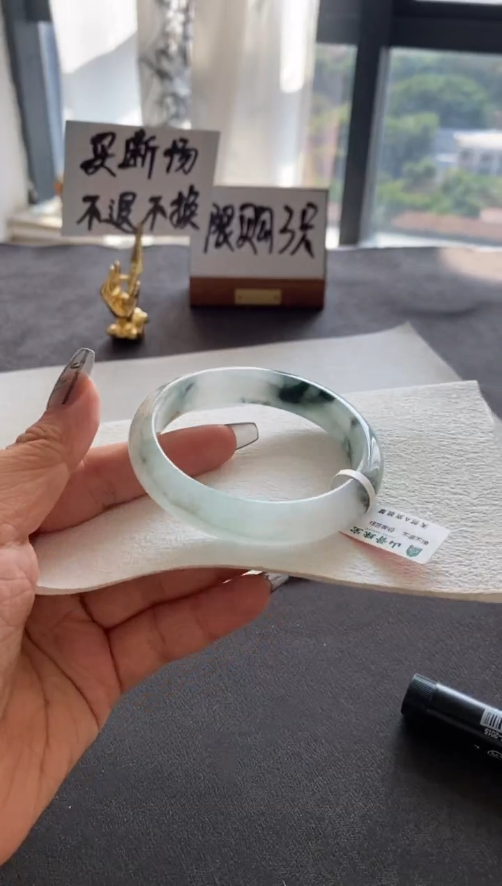 【闪购商品】翡翠手镯未镶嵌75号圈口56