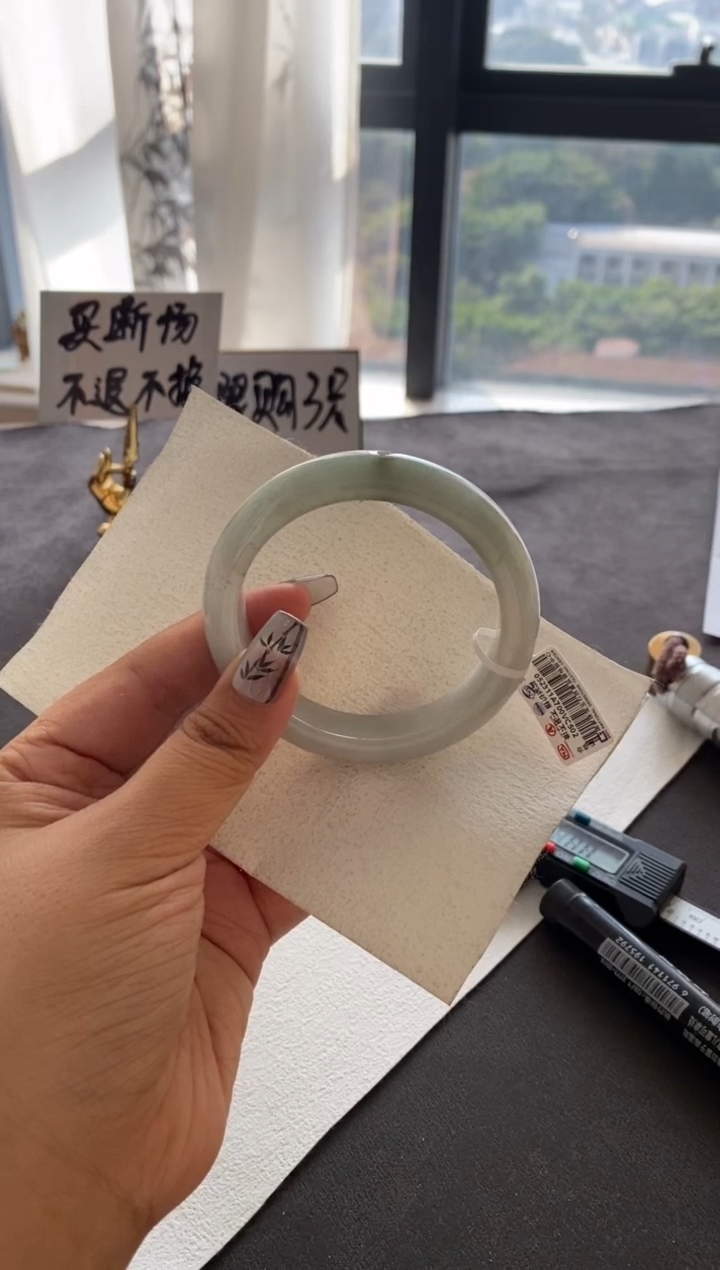 【闪购商品】翡翠手镯未镶嵌34号圈口56.4*13*8