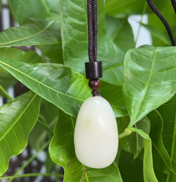 天然和田玉吊坠