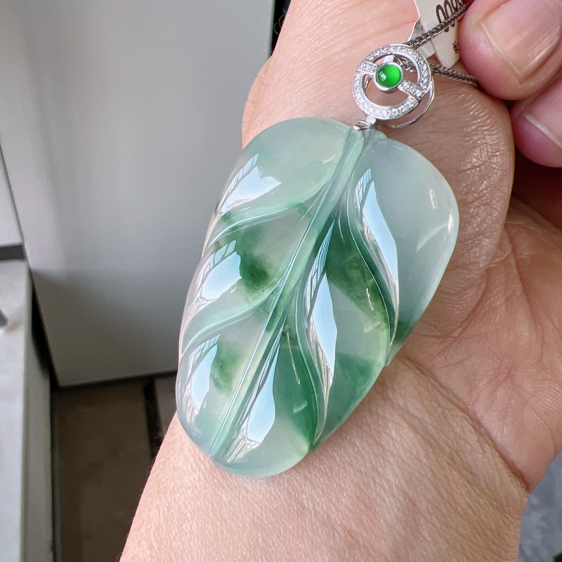 自然光实拍缅甸天然A货翡翠冰种飘绿大叶子吊坠46.2×30.8×6.2mm