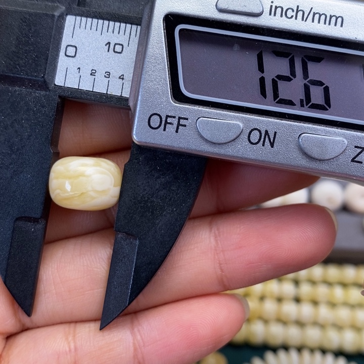 琥珀裸石未镶嵌墩子