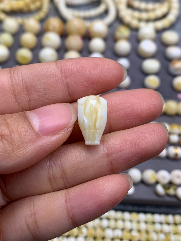 蜜蜡瓷白虎皮妖花三通10.1*9.7*17mm