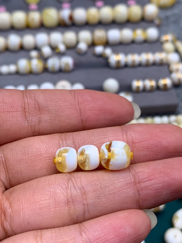 蜜蜡金漆白溶洞妖孽套装8.7*9.1mm7.6*6.6mm（误差0.1mm