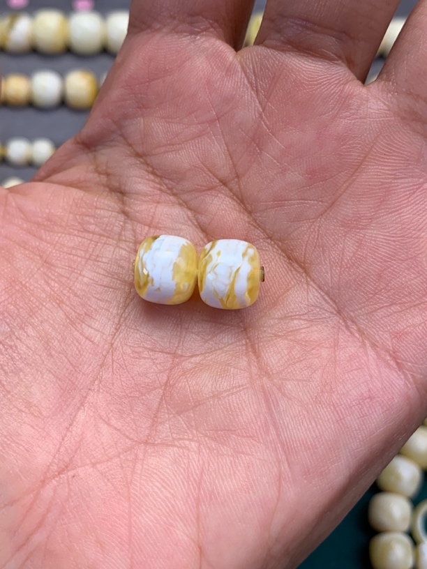 蜜蜡同料金漆白妖孽老型对珠10*9mm（误差0.1mm）