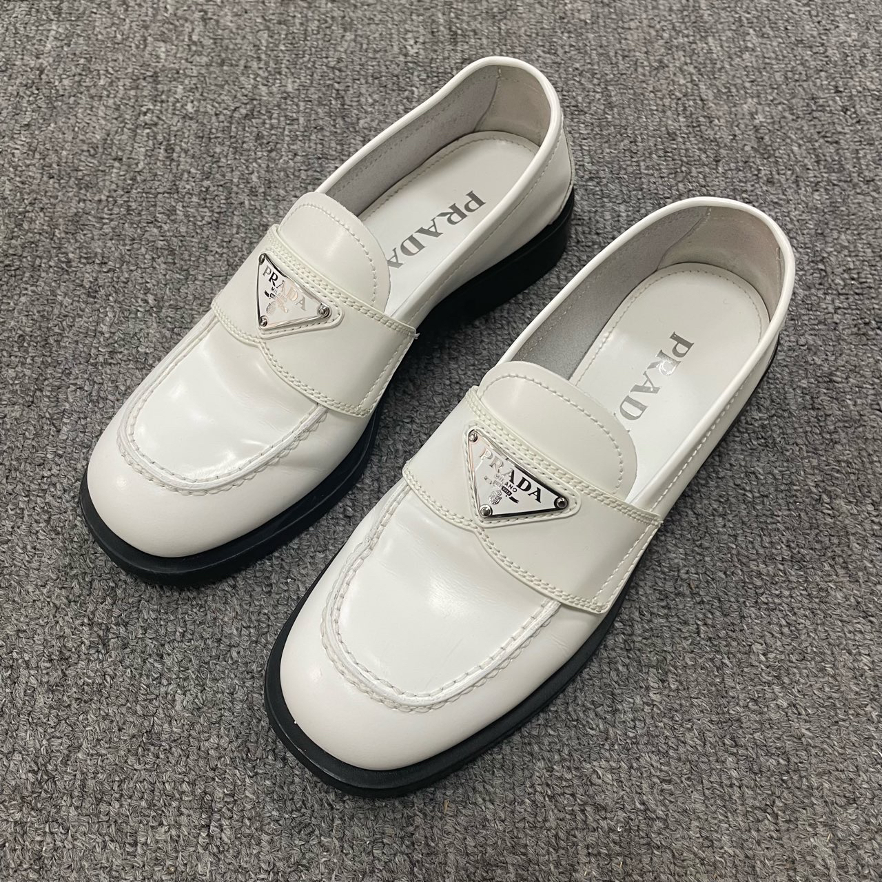 95新 Prada/普拉达  舒适百搭休闲单鞋  35码/5227